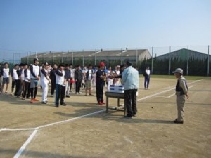 優勝カップの返還 平成26年度優勝村上木材㈱